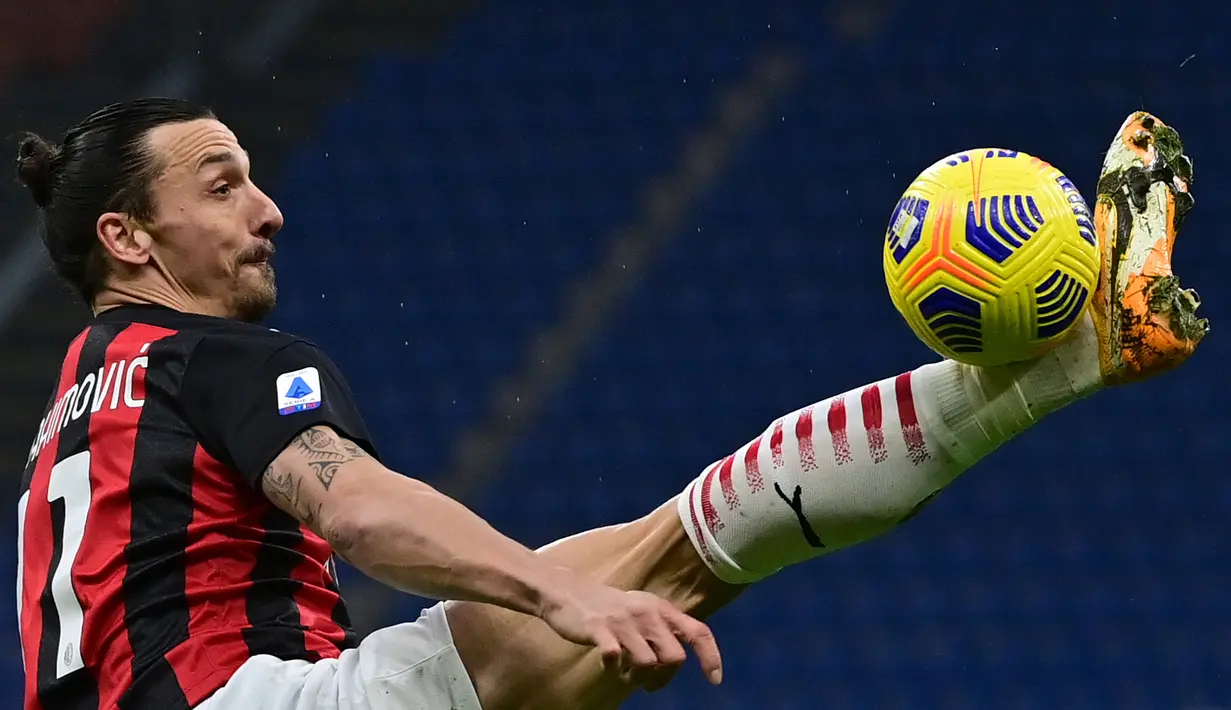 Striker AC Milan, Zlatan Ibrahimovic mengontrol bola saat menghadapi Crotone dalam laga lanjutan Liga Italia 2020/21 pekan ke-21 di San Siro Stadium, Milan, Minggu (7/2/2021). AC Milan menang 4-0 atas Crotone. (AFP/Miguel Medina)
