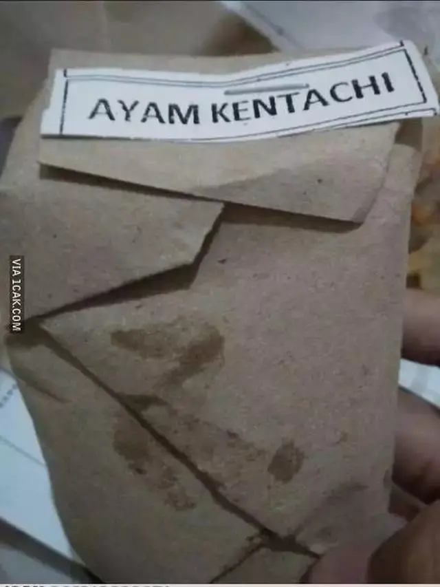 6 Tulisan Nyeleneh Menu Ayam Ini Nyeleneh, Bikin Dahi Pembeli Berkerut