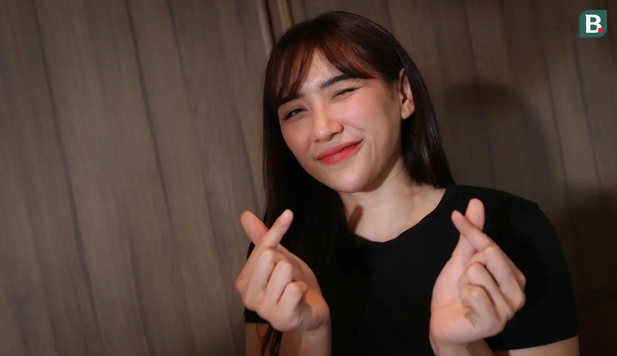 <p>Pemain Timnas Voli Putri Indonesia, Yolla Yuliana berpose di depan fotografer setelah konferensi pers AVC Challenge Cup for Women 2023 yang berlangsung di Senayan City, Jakarta, Selasa (14/06/2023). Yolla kembali masuk ke dalam daftar nama skuad asuhan Timnas Voli Putri Indonesia untuk ajang AVC Challenge Cup for Women 2023 yang akan berlangsung pada 18-25 Juni 2023 di GOR Tri Dharma, Gresik, Jawa Timur. (Bola.com/Bagaskara Lazuardi)</p>
