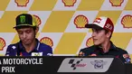 Pembalap asal Spanyol, Marc Marquez (kanan), melihat kearah Pembalap Italia, Valentino Rossi (kiri), saat press conference di Sepang International Circuit, Malaysia, 22 October 2015. (EPA / Fazry Ismail)