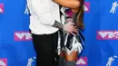 Ariana Grande dan Pete Davidson memang selalu terlihat mesra. Terlihat jelas banget di red carpet dan kamera paparazzi nih. (Nicholas Hunt/Cosmopolitan)