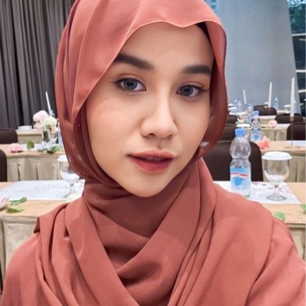 7 Potret Mayang Lucyana Tampil Pakai Gamis dan Berhijab, Kini Banjir Pujian