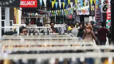 Pengunjung mendatangi gelaran Jakcloth Year End Sale di Plaza Tenggara GBK Senayan, Jakarta, Kamis (26/12/2019). Di gelar pada 25-29 Desember 2019, Jakcloth tahun ini menghadirkan 400 clothing line lokal. (Liputan6.com/Angga Yuniar)