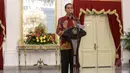Presiden Joko Widodo melakukan konferensi pers usai bertemu dengan Pansel KPK, Jakarta, Senin (25/5/2015). Jokowi berkomitmen mendukung kebutuhan pansel untuk kesekretariatan dan anggaran. (Liputan6.com/Faizal Fanani)