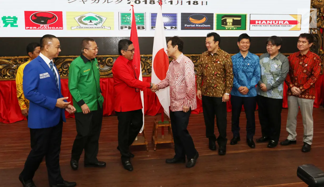 Sekjen PDIP Hasto Kristianto (merah) bersalaman dengan utusan PM Jepang Shinzo Abe di Kantor DPP PDIP, Jakarta, Kamis (18/1). Seluruh utusan PM Jepang mengenakan baju batik dalam pertemuan ini. (Liputan6.com/Angga Yuniar)