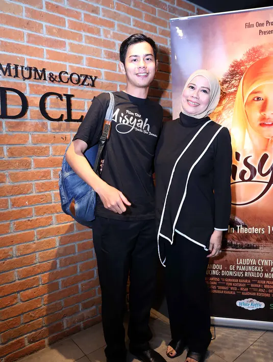 Dengan mengandalkan bahasa isyarat, Panji Surya yang menyandang keterbatasan pendengaran menunjukkan untuk berkarya. (Nurwahyunan/Bintang.com)