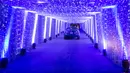 Para pengunjung mengendarai mobil mereka untuk melintasi terowongan yang bertabur cahaya di pertunjukan cahaya lantatur (drive-thru) bertema Natal "Polar Drive" di Toronto, Kanada, pada 15 Desember 2020. Pertunjukan lampu tersebut digelar dengan konsep drive-thru. (Xinhua/Zou Zheng)