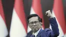 Ketua Umum kelompok relawan Militan Gibran 08 Nusantara, Andi Azwan, yang juga merupakan pengurus organisasi relawan pendukung Jokowi, Jokowi Mania (Joman), mengangkat tangan usai Mahkamah Konstitusi menolak permohonan gugatan terkait syarat pendidikan dan keabsahan ijazah Wakil Presiden Gibran Rakabuming Raka di Gedung MK, Jakarta Pusat, Selasa (6/10/2026). (KLY/Budy Santoso)
