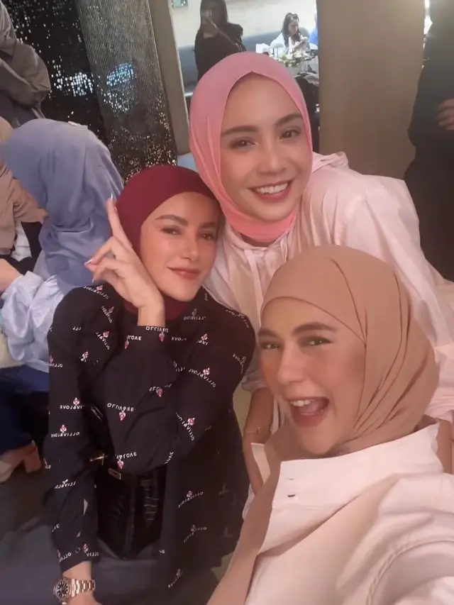 Geng Cendol Kenakan Padu Padan Koleksi Pakaian Terbaru dari Nagita Slavina