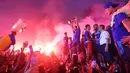 Selebrasi bek Persib Bandung, Achmad Jufriyanto di atas panggung utama dengan trofi juara BRI Liga 1 2023/2024 setelah tiba di Gedung Sate, Kota Bandung, Sabtu (1/6/2024) sore usai melakukan pawai juara. (Bola.com/M Iqbal Ichsan)