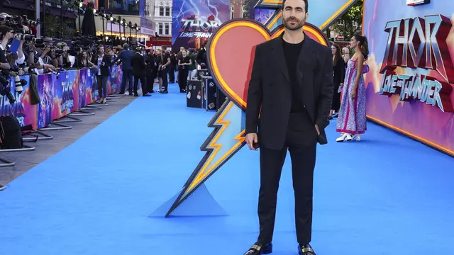 Brett Goldstein, pemeran Hercules di Thor: Love and Thunder. (AP Photo/Scott Garfitt)