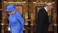 Dalam file foto ini diambil pada 21 Juni 2017 Ratu Inggris Elizabeth II dan putranya Pangeran Charles Inggris, Pangeran Wales bersiap untuk mengambil tempat duduk mereka saat mereka tiba di House of Lords selama Pembukaan Parlemen Negara di Houses of parlemen di London. Raja Charles III menjadi penerus takhta Kerajaan Inggris setelah Ratu Elizabeth II wafat pada Kamis (8/9/2022). (AFP/Carl Court)