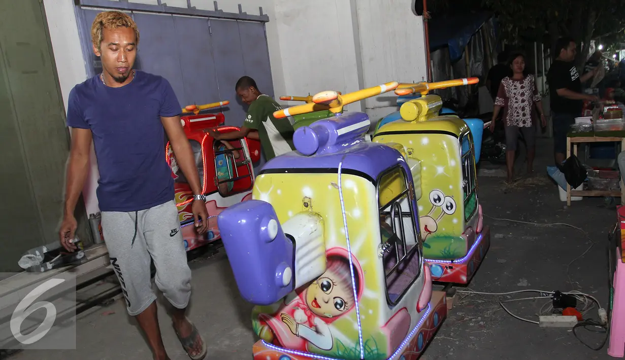 Ketika Galih pulang kampung ke Solo ia bertemu sahabat yang menawarkan untuk meminjamkan satu set mainan kereta odong-odong untuk menyambung hidup setelah pulang ke Solo. (Liputan6.com/Reza Kuncoro)