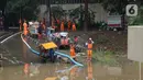 Petugas melakukan penyedotan air yang merendam underpass Kemayoran, Jakarta, Minggu (2/2/2020). Akibat hujan yang cukup lama di kawasan tersebut membuat underpass tersebut terendam air hingga ketinggian 5 meter. (Liputan6.com/Angga Yuniar)