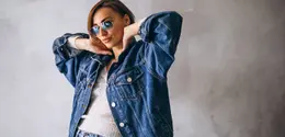 Apabila kamu bosan dengan biru, coba denim dengan warna berbeda. Jeans hitam dengan jaket biru navy atau jeans putih dengan jaket denim biru tua bisa memberi kesan modern. (foto/dok: freepik/senivpetro)