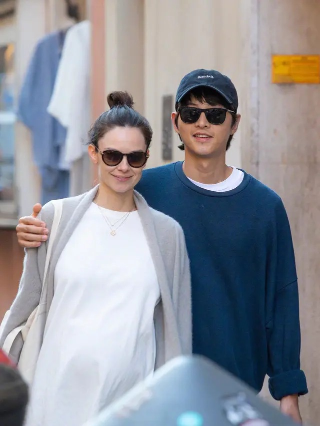 6 Gaya Santai Song Jong Ki Asyik Pacaran Sama Istri di Roma, Kumis Tipis Bikin Salfok