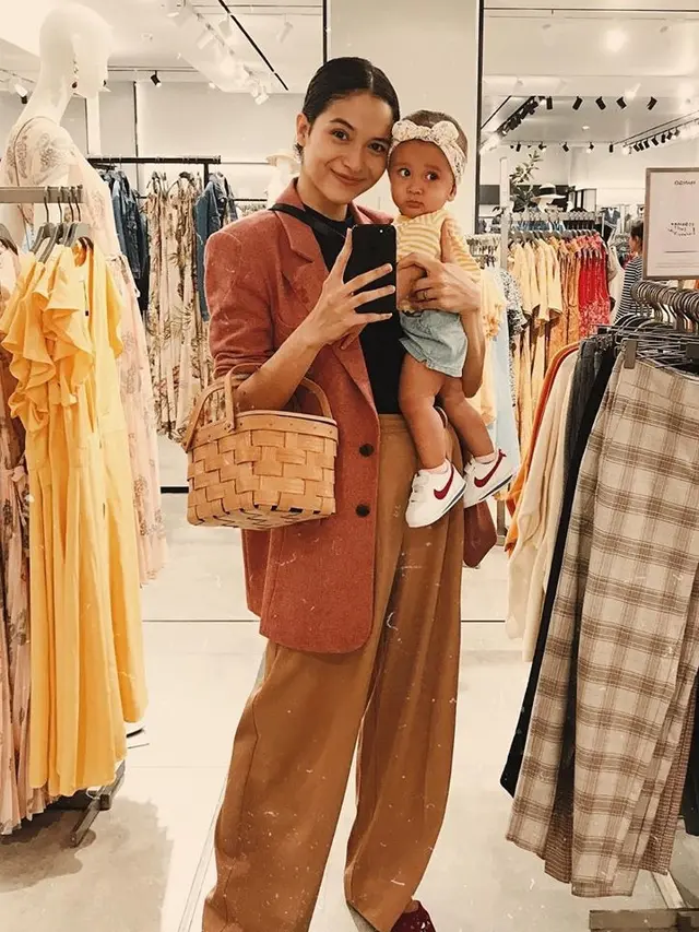 Gaya Seleb Cantik Gendong Anak (sumber: instagram/@