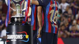 Laga melawan Mallorca menjadi penampilan kandang yang terakhir bagi Sergio Busquets dan Jordi Alba sebagai pemain Barcelona. (AP Photo/Joan Monfort)