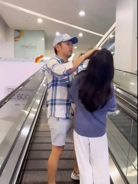 Berbeda dengan dulu, Ellyna yang manja dan meminta ayahnya untuk merapikan rambut hingga senang diajak membuat video. Tapi kini, sudah mulai menghindar dan juga tak mau saat rambutnya dirapihin oleh sang ayah. [Instagram/nickytirta]