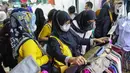 <p>Calon pembeli memilih baju di Pasar Tanah Abang, Jakarta, Sabtu (23/4/2022). Menjelang Lebaran, Pasar Tanah Abang dipadati pengunjung yang memburu busana atau pakaian muslim untuk menyambut Hari Raya Idul Fitri 1443 Hijriah. (Liputan6.com/Herman Zakharia)</p>