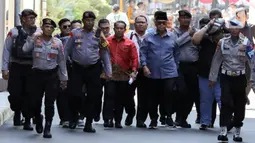 Panji Gumilang didampingi tim pengacara dan dikawal sejumlah personel Provos Polri. Pengawalan dilakukan Panji tiba di gerbang masuk Kompleks Bareskrim Polri hingga menuju ruang pemeriksaan. (Liputan6.com/Herman Zakharia)