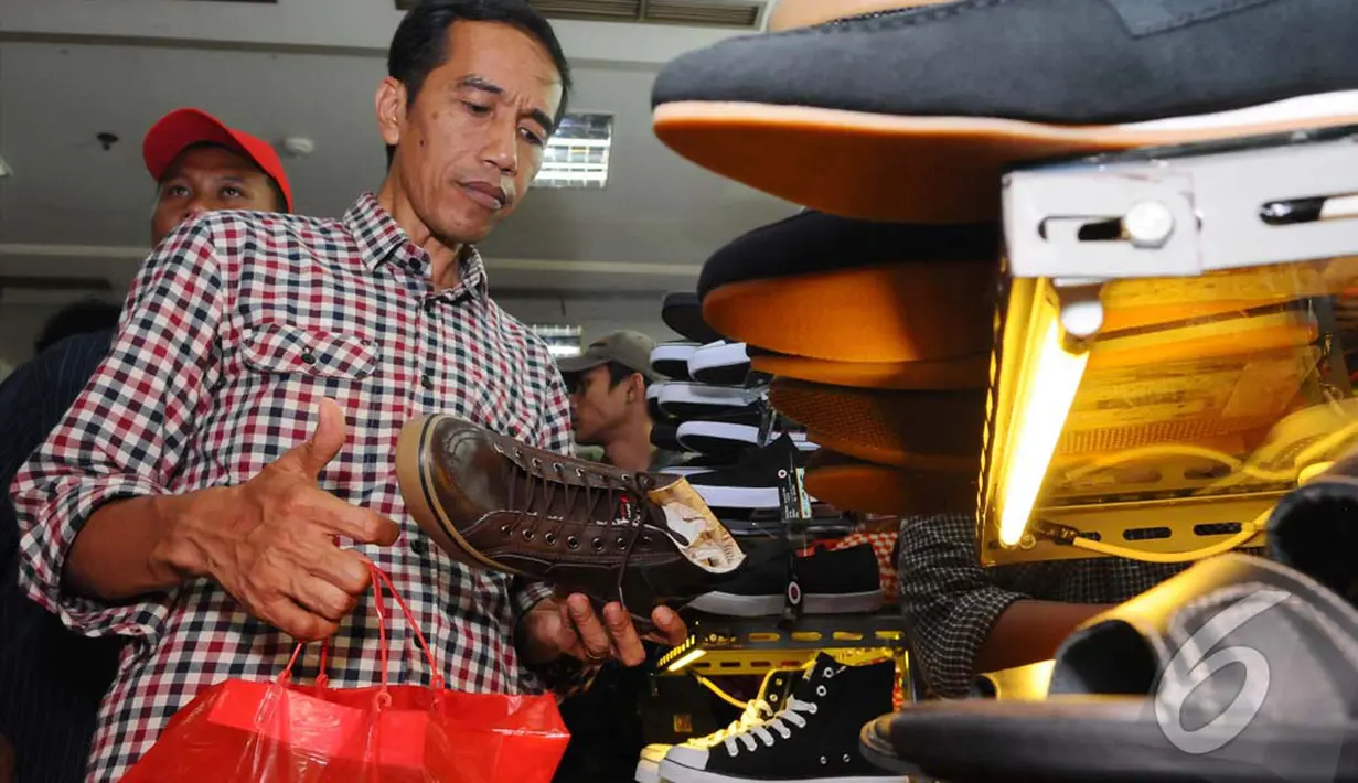 Dalam kampanyenya di sebuah pusat perbelanjaan di Depok Jawa Barat, (4/7/2014), Jokowi menyempatkan membeli beberapa produk seperti sepatu dan kemeja. (Liputan6.com/Andrian M Tunay)