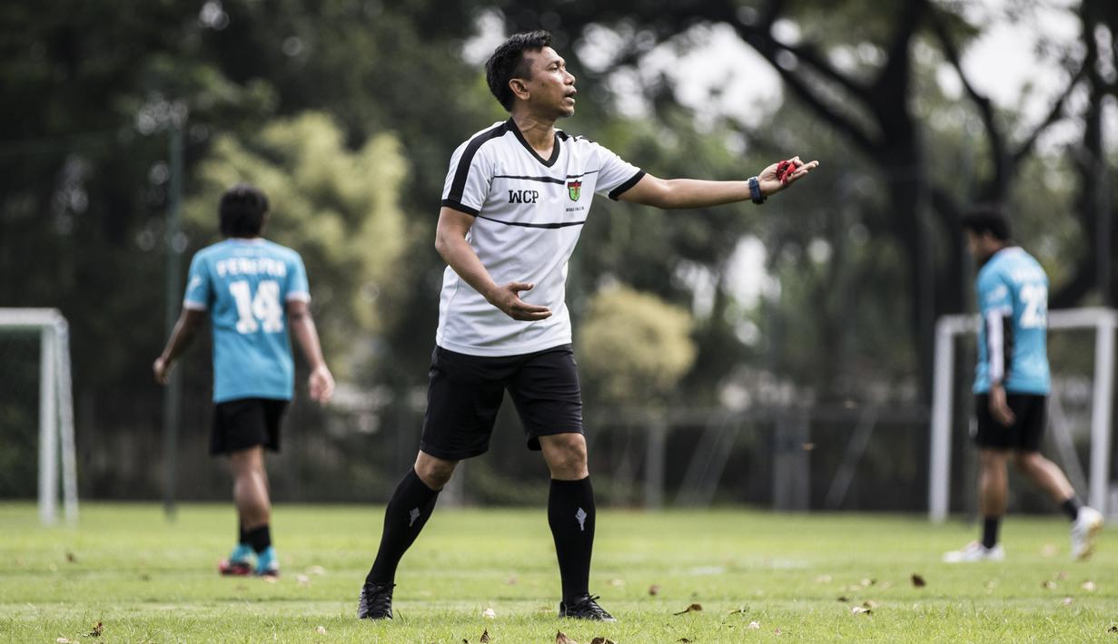 Pelatih Persita Tangerang, Widodo C Putro, memberikan instruksi saat latihan di Lapangan SPH Karawaci, Tangerang, Rabu (29/1). Latihan ini merupakan persiapan jelang Liga 1 Indonesia 2020. (Bola.com/Vitalis Yogi Trisna)