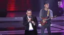 Penampilan vokalis Grup band  Ungu, Pasha di atas panggung SCTV Awards 2017 di Studio 6 Emtek City, Jakarta, Rabu (29/11). Ajang penghargaan SCTV Awards 2017 dihadiri oleh sejumlah bintang-bintang ternama Tanah Air. (Liputan6.com/Herman Zakharia)