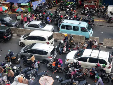 Kemacetan terjadi di ruas jalan Pasar Tanah Abang, Jakarta, pada akhir pekan di bulan Ramadan, Sabtu (15/4/2023). (Liputan6.com/Angga Yuniar)