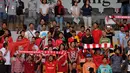 Sejumlah suporter timnas Indonesia memberikan yel yel semangat saat menyaksikan laga Garuda Muda vs timnas U-19 Singapura di Stadion GBK Jakarta, (8/12/2014). Indonesia unggul 1-0 atas Singapura. (Liputan6.com/Helmi Fithriansyah)