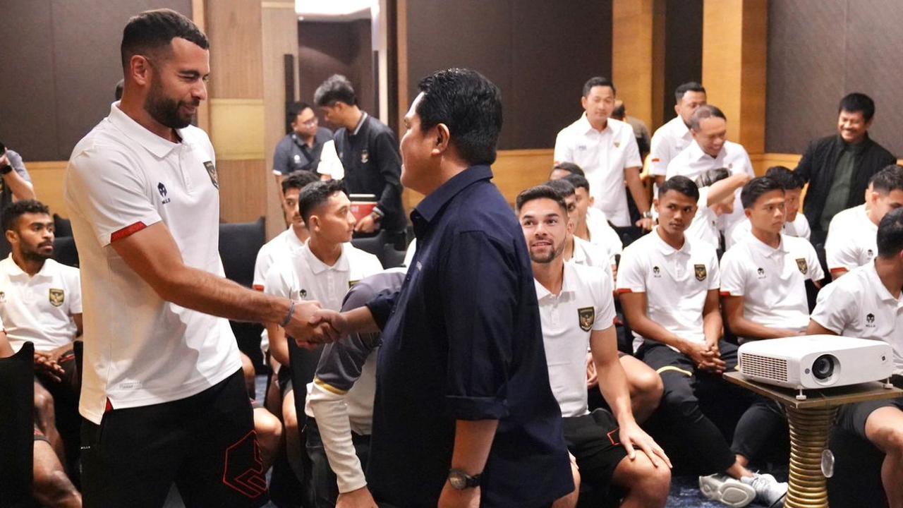 ”Selamat Bertanding," kata Erick kepada seluruh pemain usai mereka mendapat briefing dari pelatih Shin Tae-Yong di Hotel Vaza, tempat pemain menginap.<br>