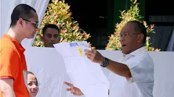 [FOTO] Cerianya Aburizal Bakrie Saat Mencoblos Bareng Istri