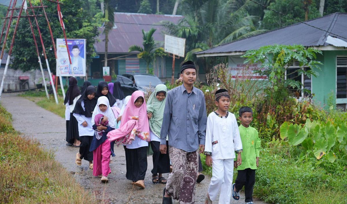 Hujan, badai bahkan dikejar hewan buas tak menjadi halangan.