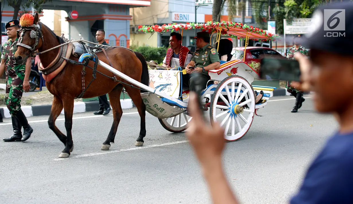 Suasana saat geladi resik kirab ngunduh mantu Kahiyang-Bobby di Medan, Rabu (22/11). Rute kirab dimulai dari Jalan Ring Road menuju lokasi resepsi di Perumahan Bukit Hijau Regency. (Liputan6.com/Johan Tallo)
