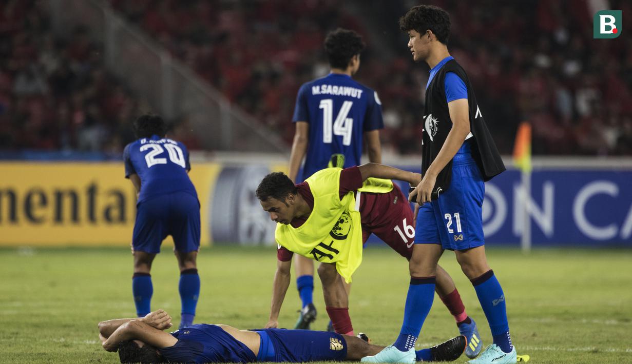 Para pemain Thailand tampak kecewa usai dikalahkan Qatar pada laga Piala AFC U-19 di SUGBK, Jakarta, Minggu (28/10). Qatar menang 7-3 atas Thailand. (Bola.com/Vitalis Yogi Trisna)