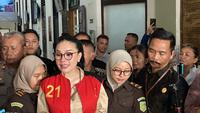 Nikita Mirzani Nangis Usai Bacakan Duplik, Berharap Hakim Bijaksana Dalam Sidang Putusan