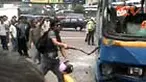 Seorang pengojek ditabrak bus di perempatan lampu merah Sarinah, Jalan M.H. Thamrin, Jakarta Pusat. Melihat kejadian tersebut, massa tukang ojek kemudian mengejar bus yang hendak kabur tersebut. 