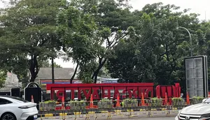 Tak Lagi Dipagari Besi, Mal Kokas Kini Dihiasi Ornamen HUT RI