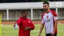 Pelatih Timnas Indonesia U-20, Indra Sjafri berbincang dengan Jens Raven disela-sela sesi latihan terbuka di Stadion Madya, Kompleks Gelora Bung Karno, Senayan, Jakarta, Rabu (15/1/2025). (Liputan6.com/Angga Yuniar)