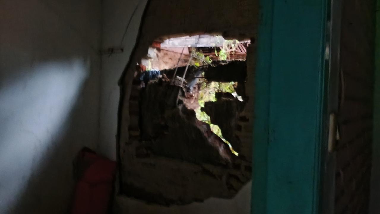 Benteng GOR Pajajaran Roboh, Kasur Jadi Penyelamat Ibu dan Anak dari Tertimpa Runtuhan