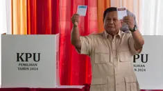 Presiden Republik Indonesia, Prabowo Subianto menunjukkan surat suara usai menggunakan hak pilihnya pada Pemilihan Kepala Daerah (Pilkada) Serentak 2024 di kawasan Hambalang Kabupaten Bogor, Jawa Barat pada Rabu 27 November 2024. (ADITYA IRAWAN/AFP)