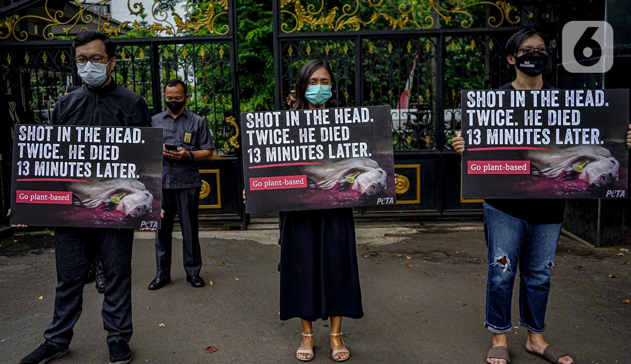 Aktivis dari PETA melakukan aksi mengecam pemotongan sapi di depan Kementerian Pertanian, Jakarta, Kamis (11/11/2021). Mereka menemukan beberapa rumah potong hewan (RPH) di Indonesia memotong sapi dengan tidak benar yang membuat tersiksa 13 menit sebelum mati. (Liputan6.com/Faizal Fanani)