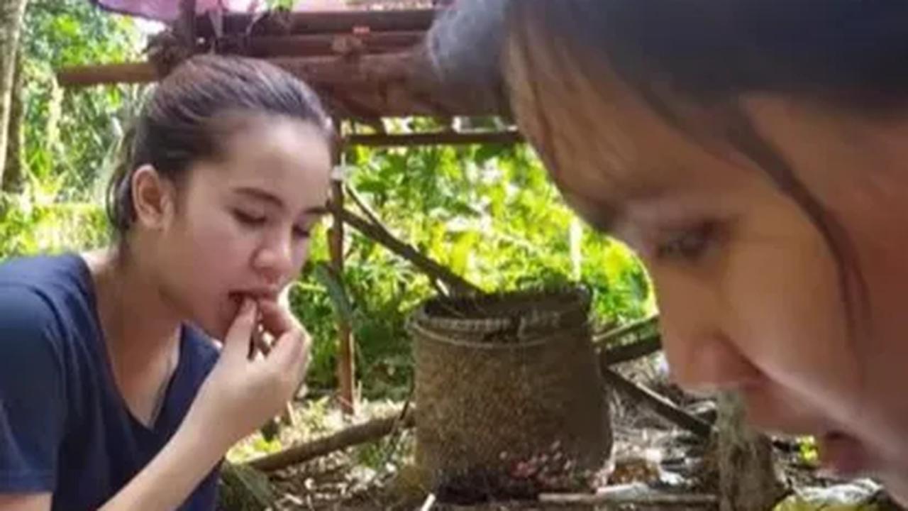 Para gadis Dayak berparas cantik