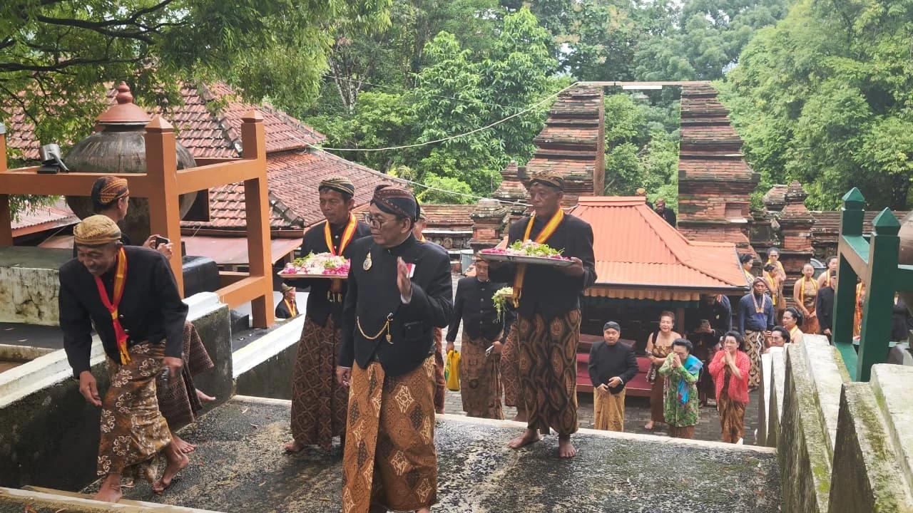 Keluarga Keraton Surakarta Ziarah ke Makam Raja-Raja Mataram, Disambut Hujan Lebat-Kisah Beringin Keramat Patah