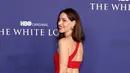 Aubrey Plaza berpose saat menghadiri Premiere Musim 2 Los Angeles Seri Asli HBO "The White Lotus" di Goya Studios di Los Angeles, California pada 20 Oktober 2022. Kakinya yang kencang dan kulit merahnya yang bertali menyembul dari celah paha yang berani. (Amy Sussman/Getty Images/AFP)