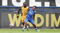 Pemain Persib Bandung, Beckham Putra (kanan) berebut bola dengan pemain Persija Jakarta, Allano De Souza Lima dalam laga lanjutan BRI Super League 2025/2026 di Stadion Gelora Bandung Lautan Api, Bandung, Minggu (11/01/2026). (Bola.com/Abdul Aziz)