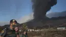 Gunung berapi Cumbre Vieja, dilihat dari Las Manchas, memuntahkan lava, abu dan asap, di Pulau Canary La Palma (4/10/2021). Aliran baru lava yang sangat cair muncul dari gunung berapi yang meletus di pulau Canary Spanyol pada 1 Oktober, kata pihak berwenang. (AFP/Jorge Guerrero)