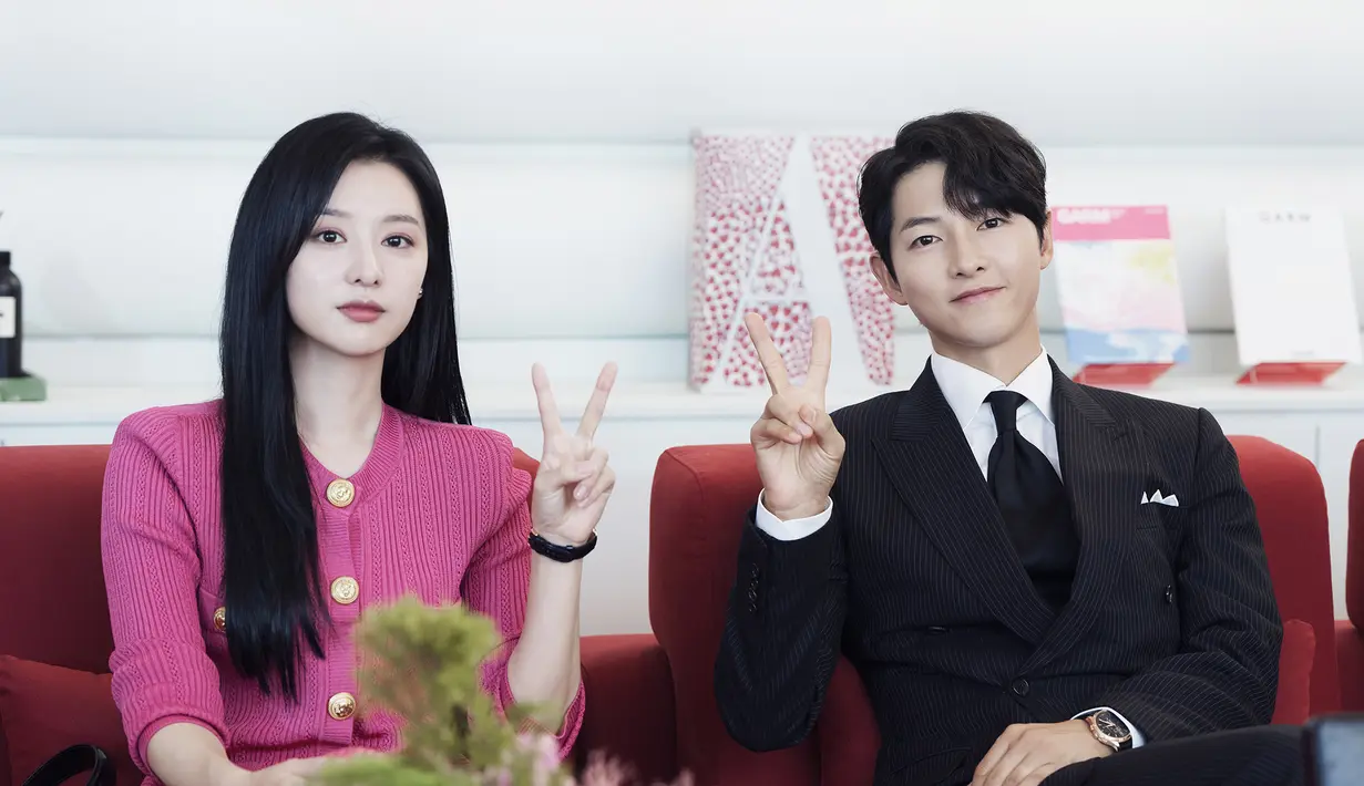 "Selain itu, sudah lama sekali sejak saya syuting dengan Kim Soo Hyun, dan saya sangat senang melihatnya," puji para aktor tanpa henti.