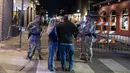 Pelaku berhasil dilumpuhkan usai setelah mencoba menghindari blokade polisi. (ANDREW CABALLERO-REYNOLDS/AFP)