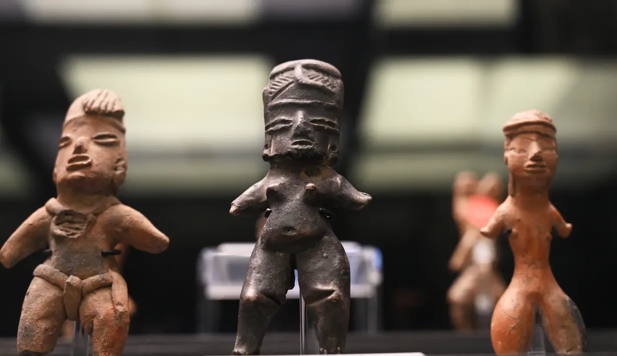 Patung-patung Mesoamerika dari tradisi makam poros yang berasal dari 300 AC hingga 600 DC dipamerkan di Pusat Kebudayaan Universitas Tlatelolco di Mexico City (8/12/2021). (AFP/Rodrigo Arangua)